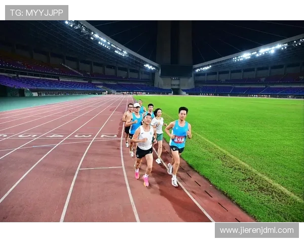 卡马文加晒拳击训练照，肌肉线条尽显完美身材，展示运动员自律与坚持