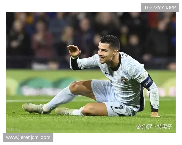 离谱！C罗离场时指着对手主帅骂：都怪你施压裁判 你们的话太多了